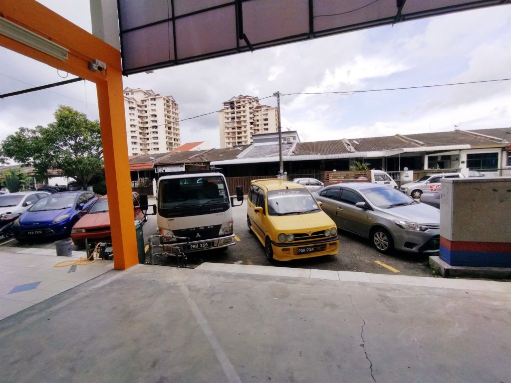 ample parking space in front of happy laundry bayan baru